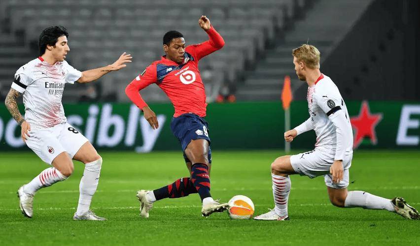 球盟会官网-丹尼斯和勒万掰手腕视频