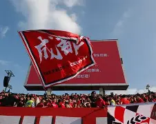 垂直落差200米的雪场上尖叫声不断 垂直落差200米的雪场上尖叫声不断